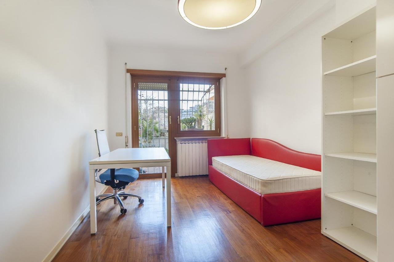 Eur Luminous And Large Family Terrace Appartamento Roma